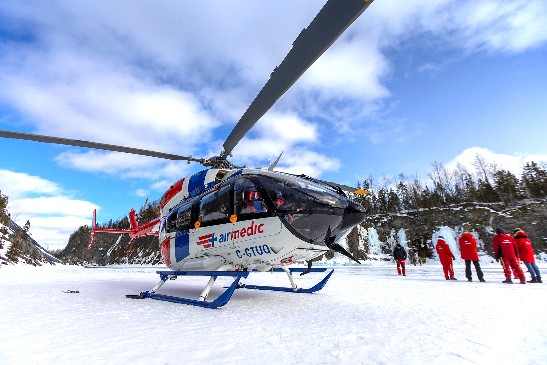 airmedic atterissage d'hélicoptèresur lac gelée pilote d'hélicoptère