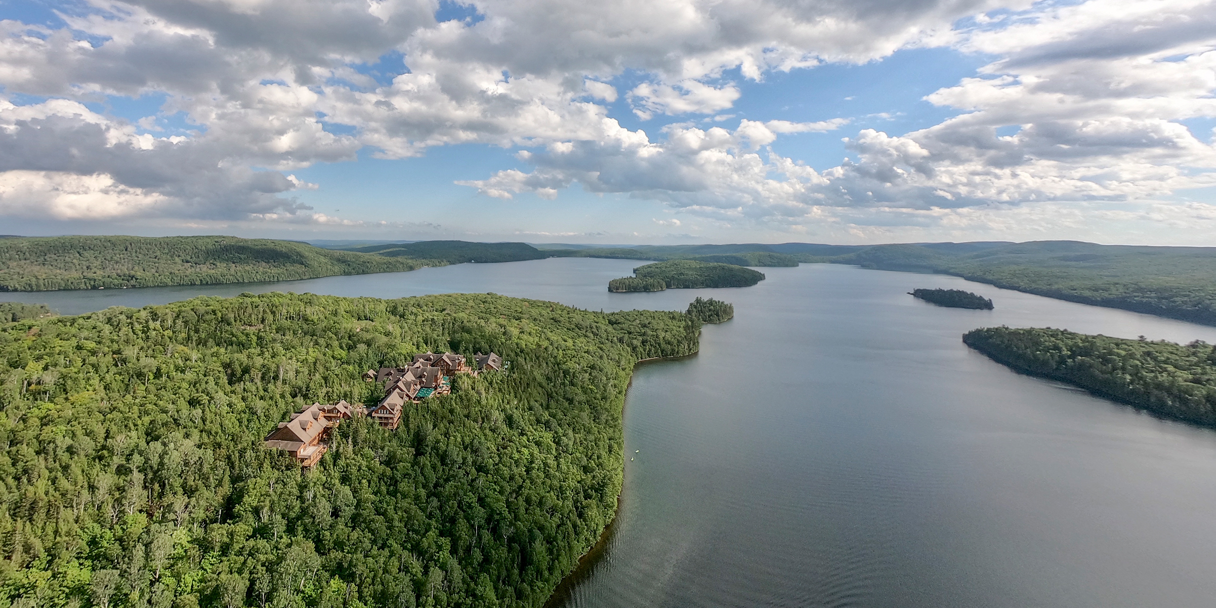 Vue du lac Sacacomie et l'Hôtel Sacacomie