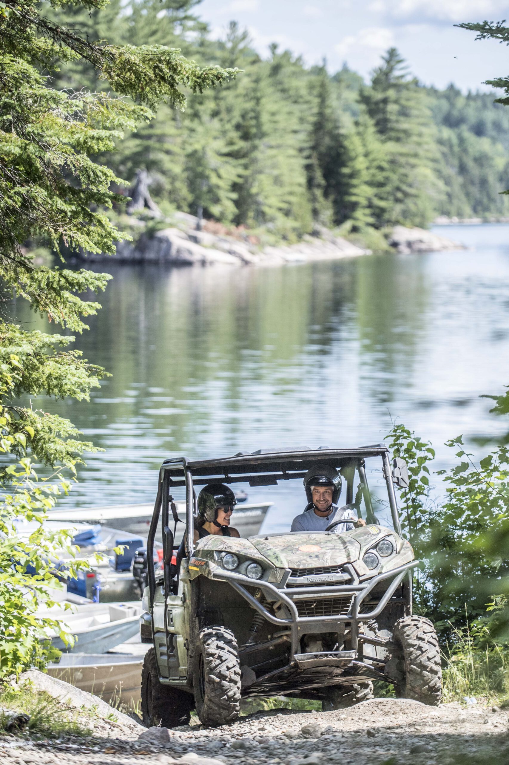 Véhicule côte à côte sur le bord du lac Sacacomie