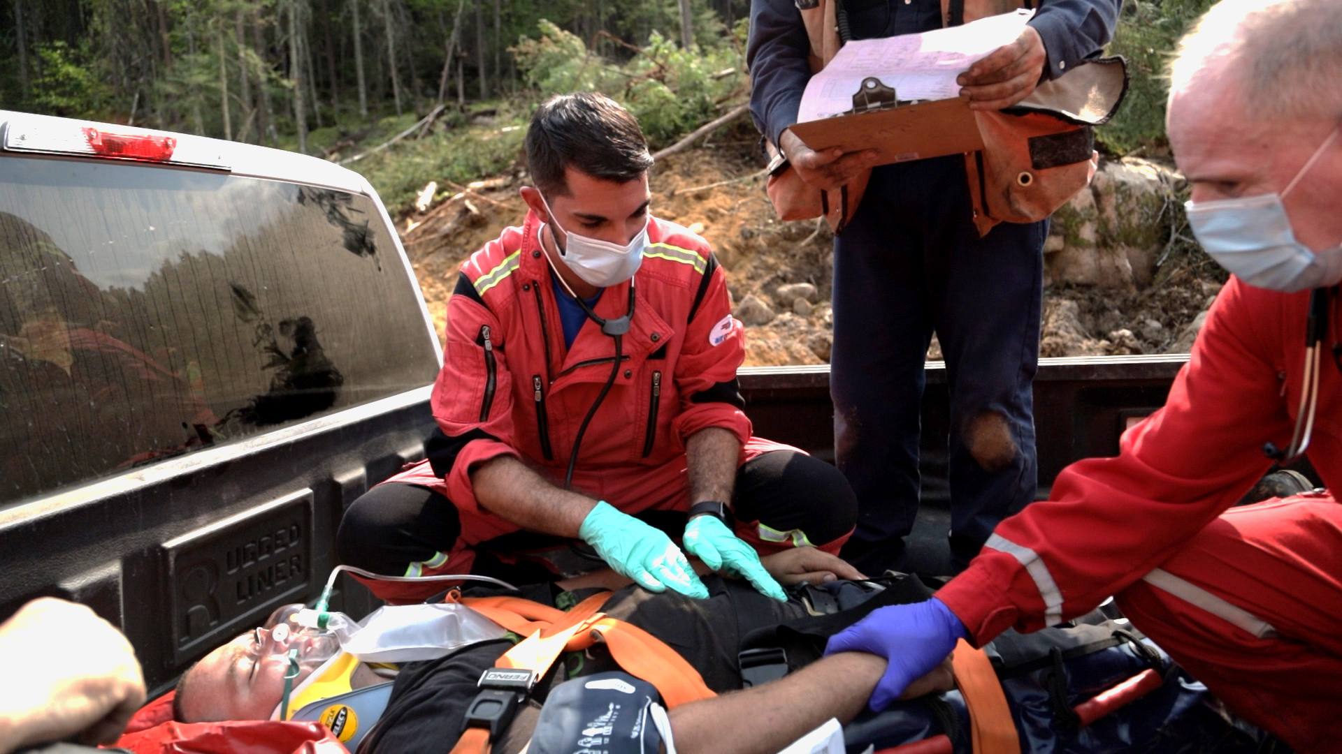 Paramédics auprès d'un blessé lors d'une simulation d'urgence en forêt plan de mesure d'urgence