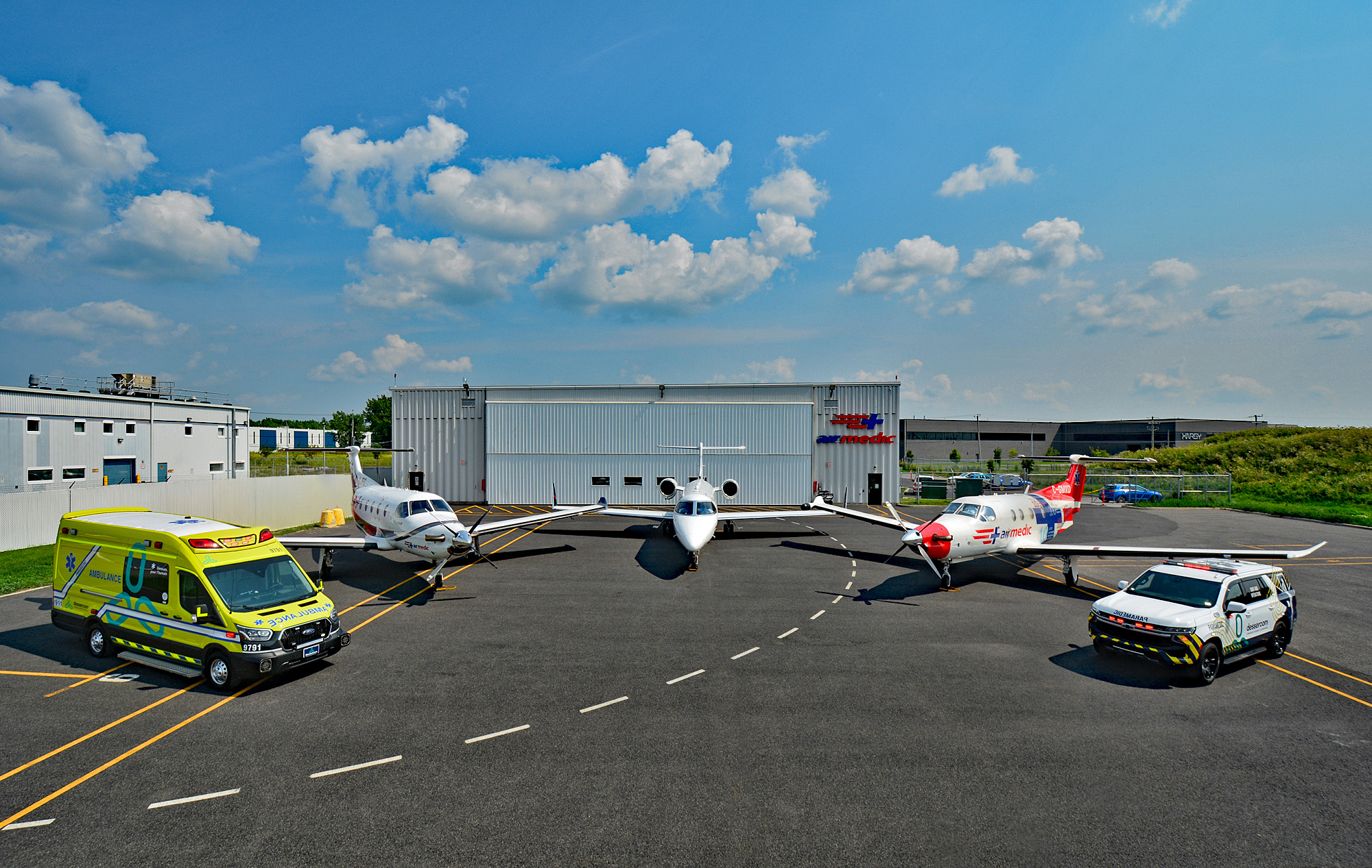 The entire Airmedic fleet, including helicopters and airplanes, dedicated to air medical transport and patient repatriation across Canada and internationally. transports médicaux aériens